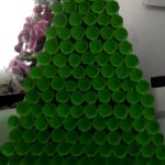 como-hacer-un-arbol-de-navidad-con-materiales-reciclados